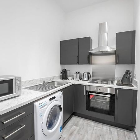 Modern 1 Bedroom Apartment In Dudley 브라이얼리 힐 외부 사진